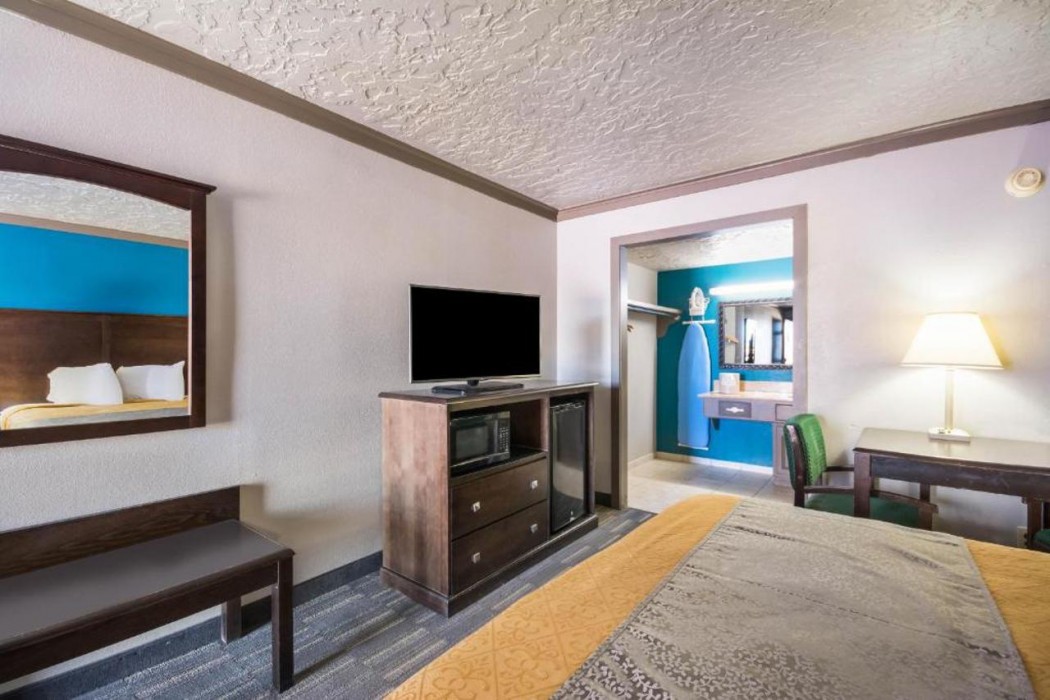 Econo Lodge Inn and Suites Oklahoma City 17/31