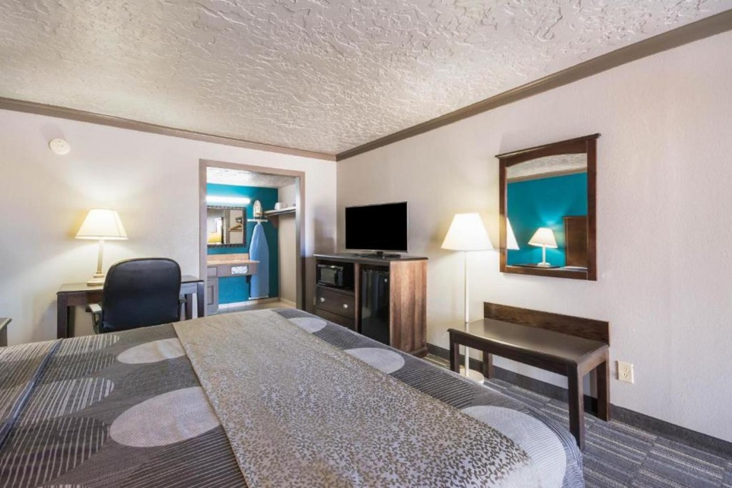 Econo Lodge Inn and Suites Oklahoma City 10/31