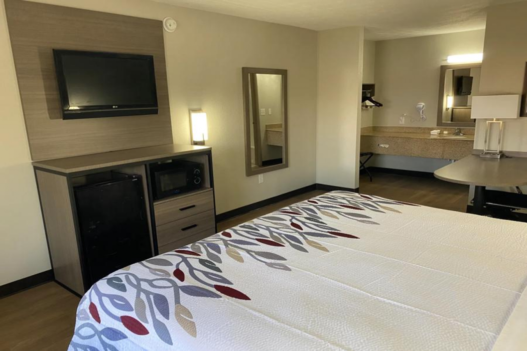 Red Roof Inn Jacksonville, AL 5/14