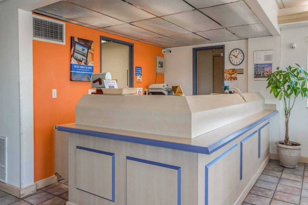 Lobby at Motel6 Redmond, OR, REDMOND - OR