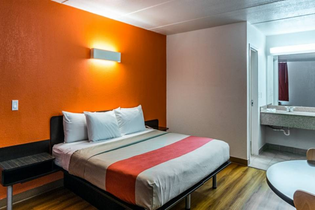 Motel6 Cleveland, TX 10/44