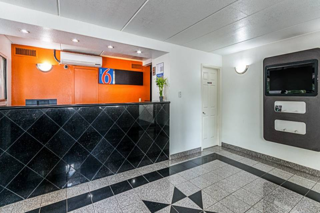 Lobby at Motel6 Cleveland, TX, CLEVELAND - TX