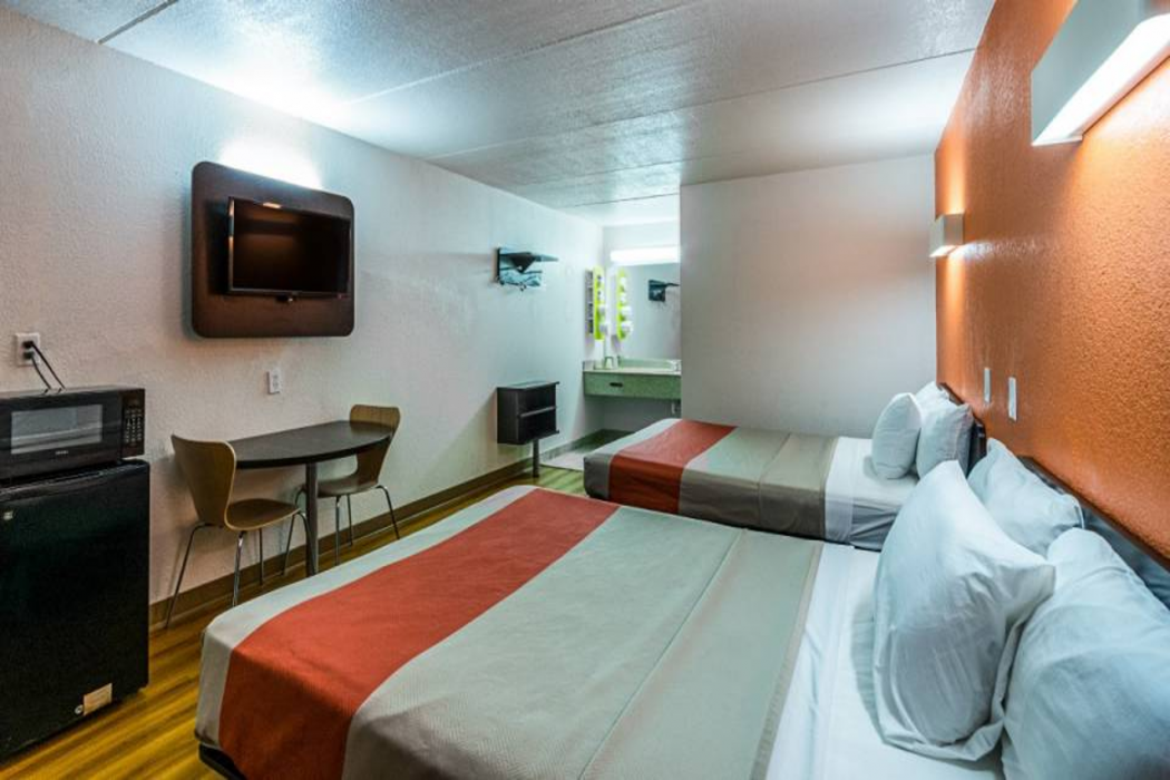 Motel6 Cleveland, TX 13/44