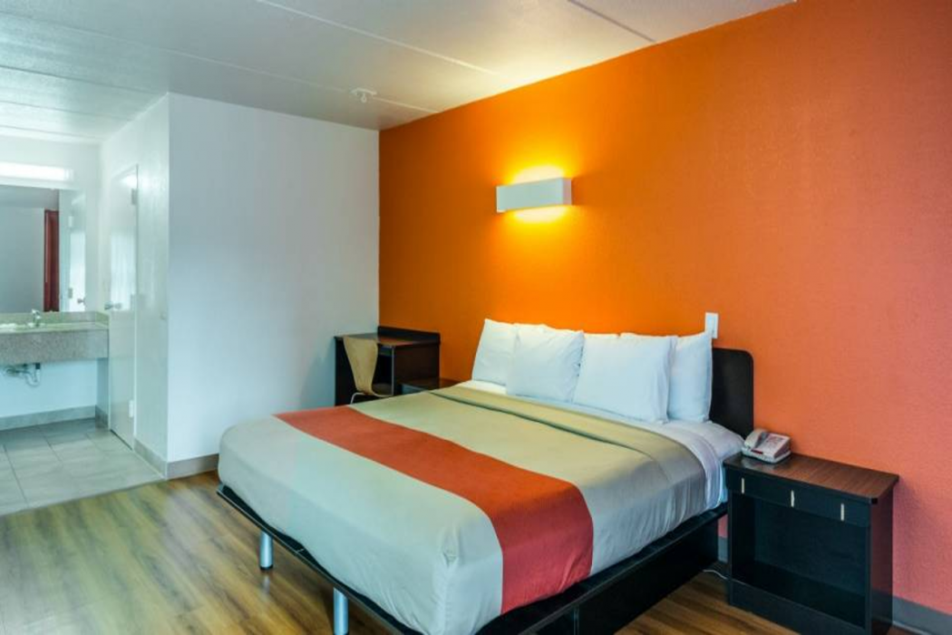 Motel6 Cleveland, TX 9/44