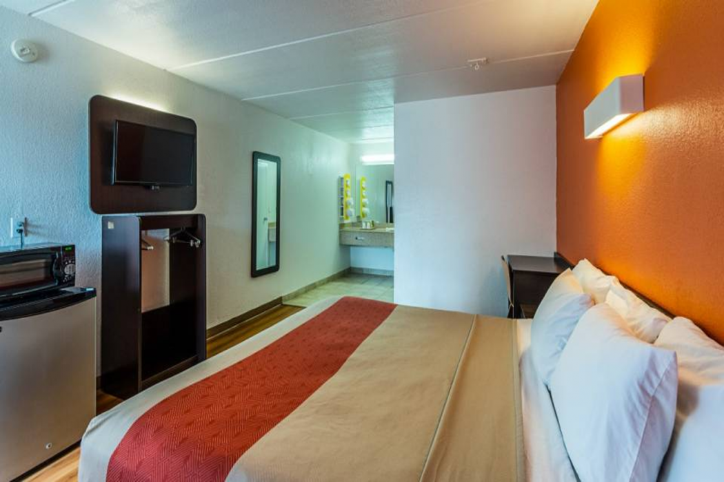 Motel6 Cleveland, TX 8/44