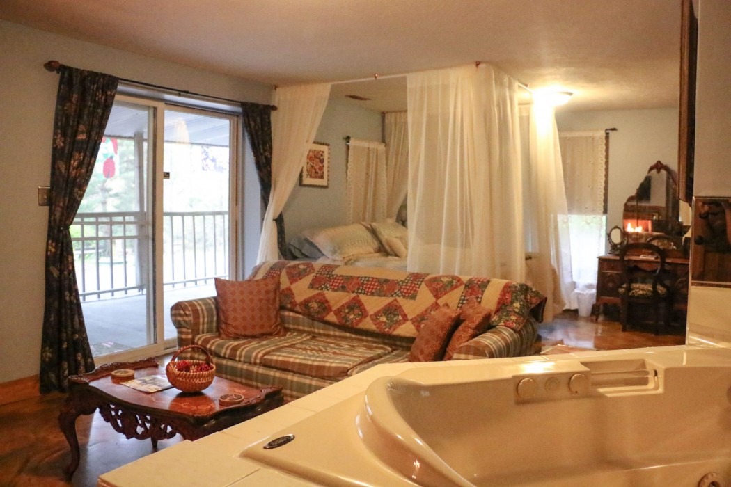 Lil Black Bear Inn 22/74