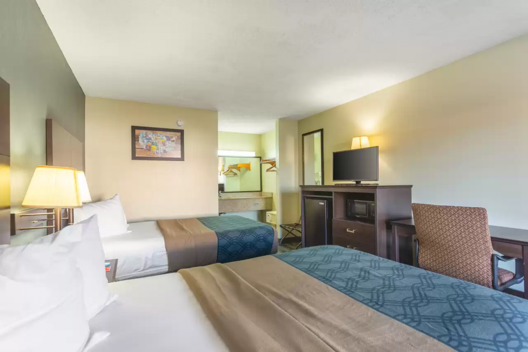 Econo Lodge & Suites Clarksville near Governors Square Mall 9/24