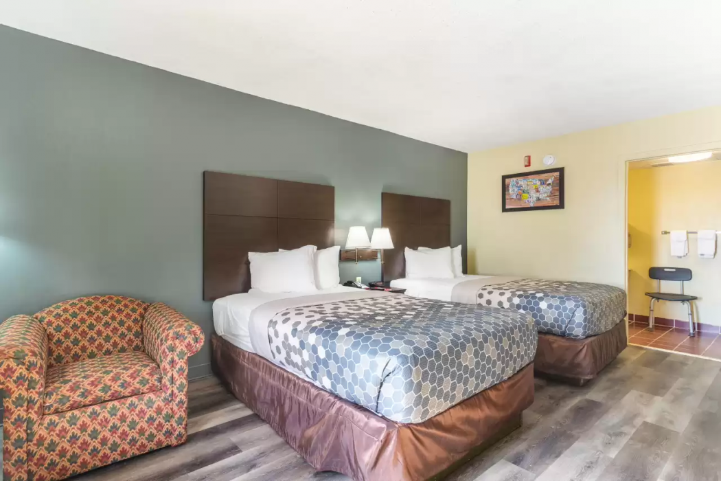 Econo Lodge & Suites Clarksville near Governors Square Mall 12/24