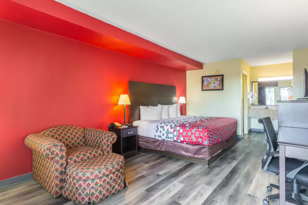 Econo Lodge & Suites Clarksville near Governors Square Mall 13/24
