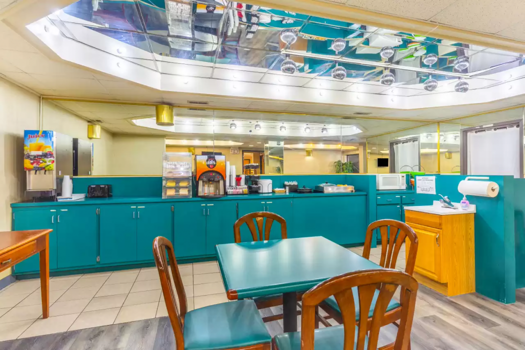 Econo Lodge & Suites Clarksville near Governors Square Mall 18/24