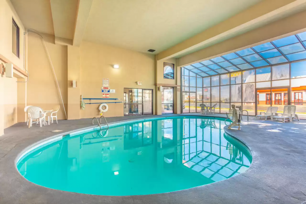 Econo Lodge & Suites Clarksville near Governors Square Mall 16/24