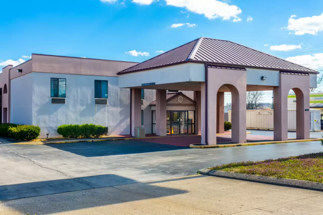 Econo Lodge & Suites Clarksville near Governors Square Mall 3/24