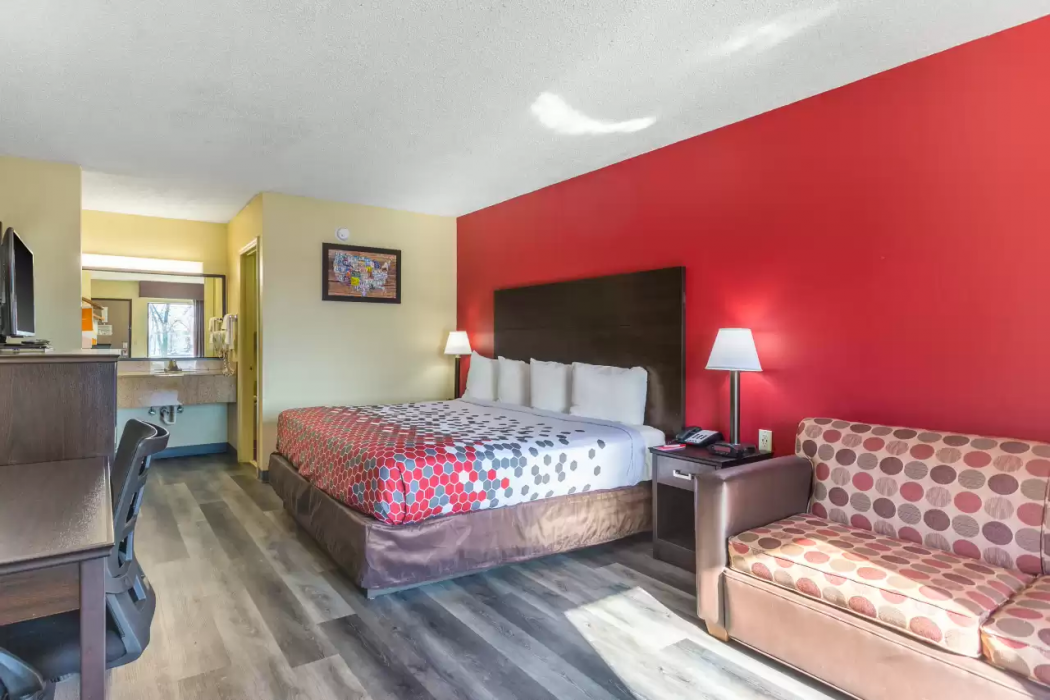 Econo Lodge & Suites Clarksville near Governors Square Mall 8/24