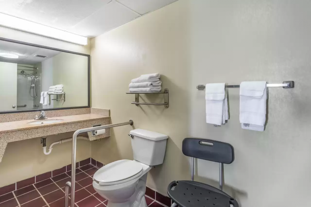 Econo Lodge & Suites Clarksville near Governors Square Mall 15/24
