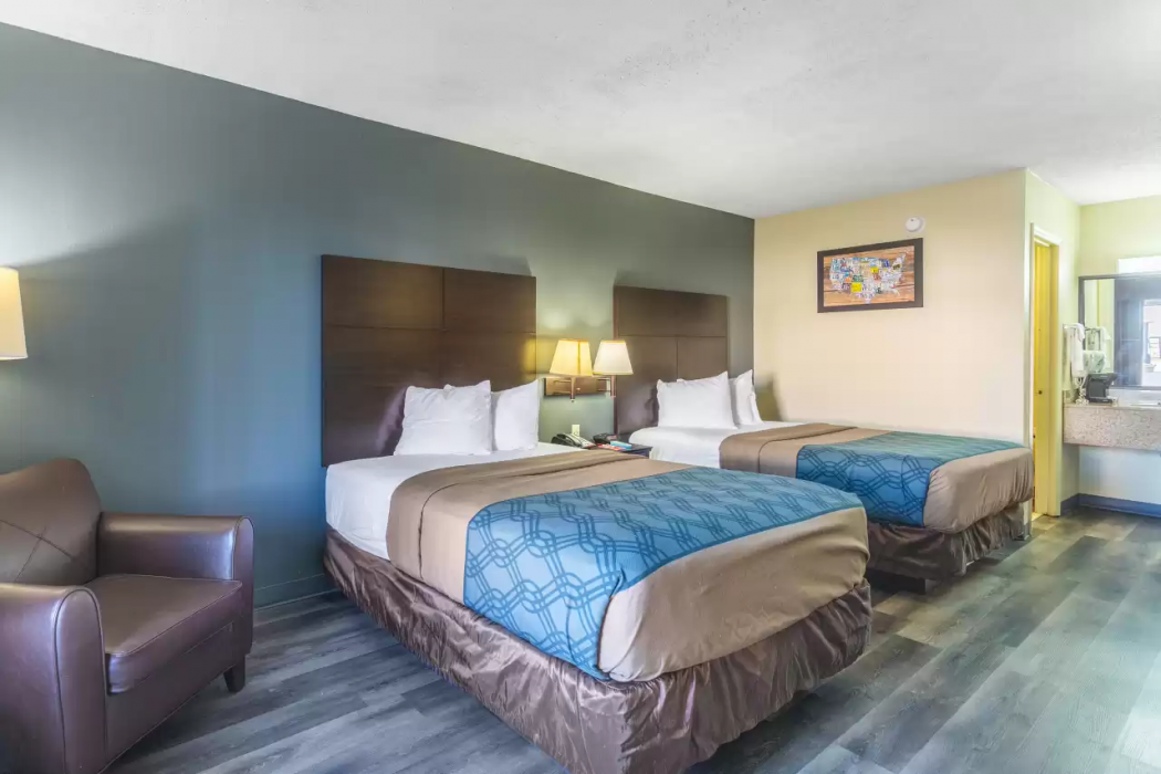 Econo Lodge & Suites Clarksville near Governors Square Mall 10/24