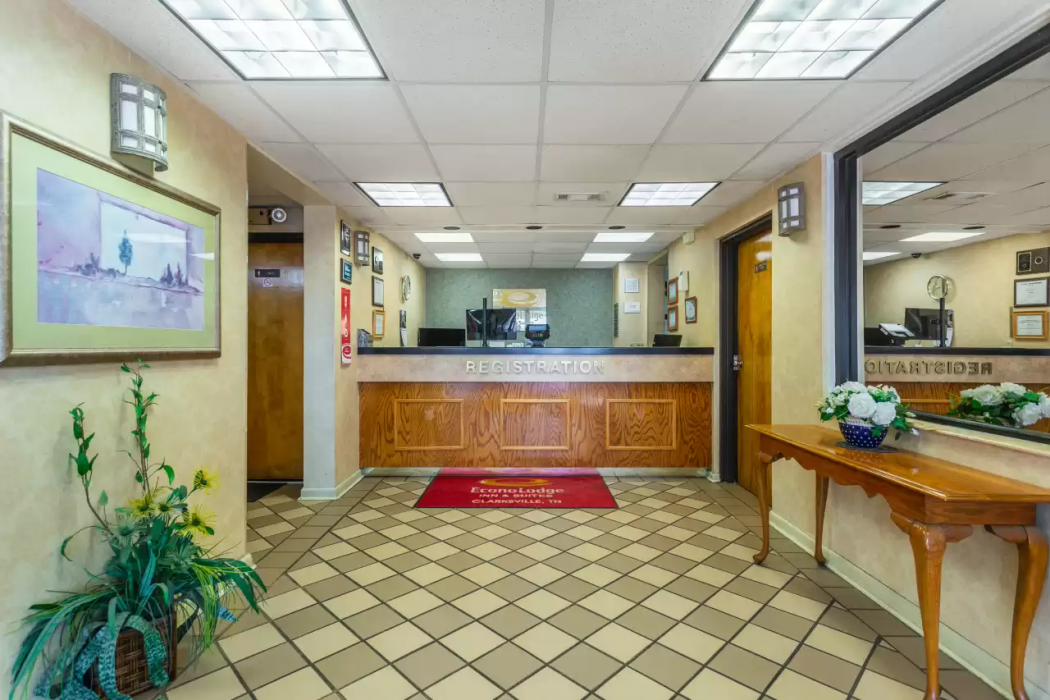 Econo Lodge & Suites Clarksville near Governors Square Mall 6/24