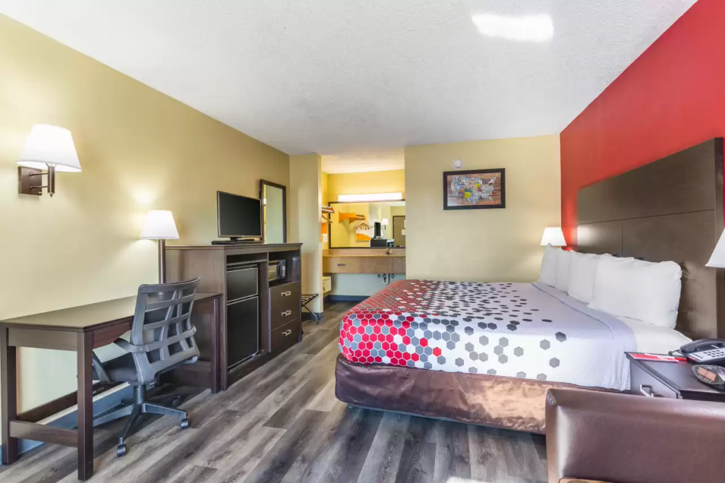 Econo Lodge & Suites Clarksville near Governors Square Mall 11/24