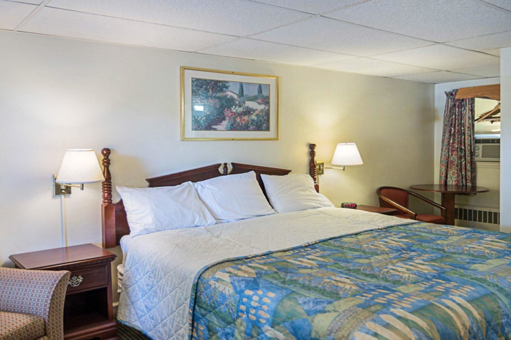 Econo Lodge Westminster, MA 7/36