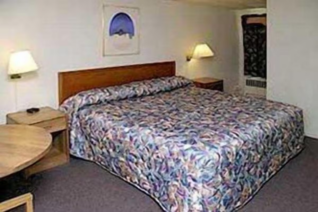 Econo Lodge Westminster, MA 9/36