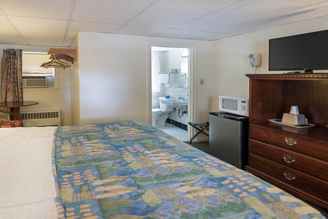 Econo Lodge Westminster, MA 8/36