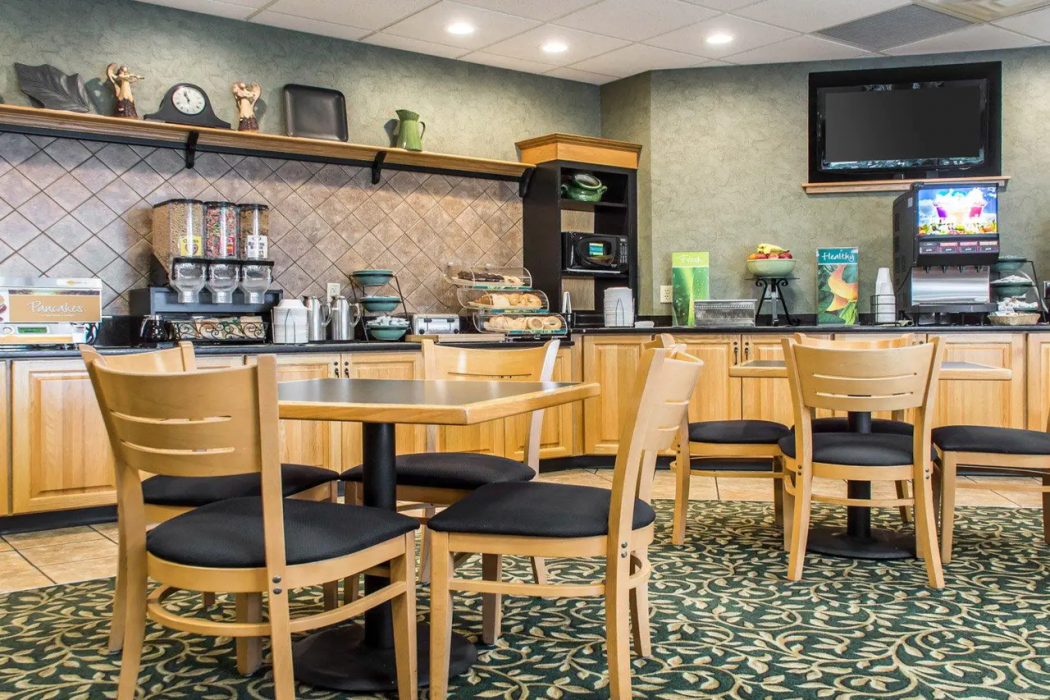Quality Inn Geneseo 24/33