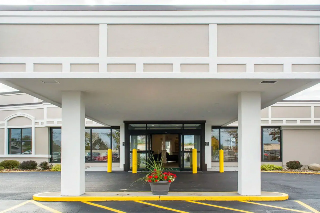 Quality Inn Geneseo 1/33
