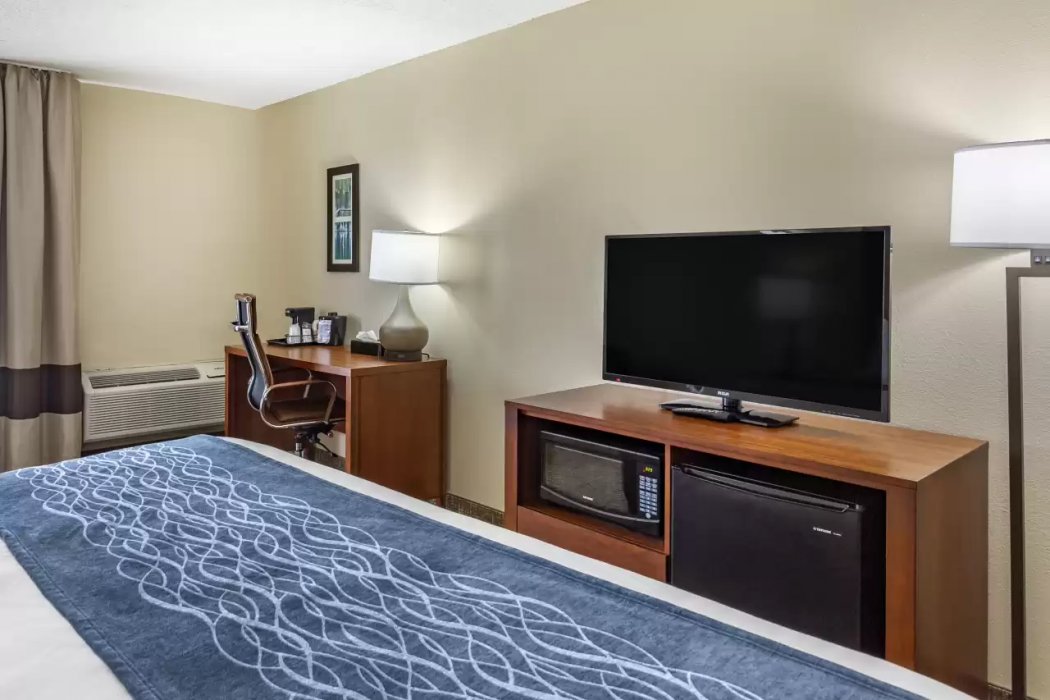 Comfort Inn & Suites Spring Lake - Fayetteville near Fort Bragg 8/26