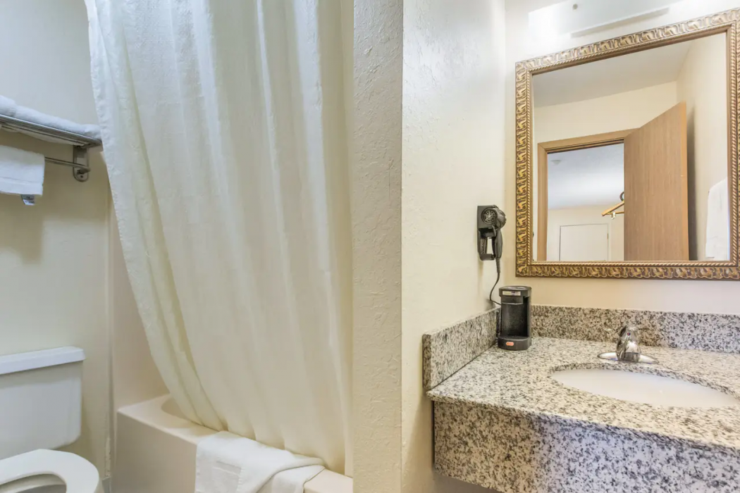Econo Lodge Cloverdale 14/39