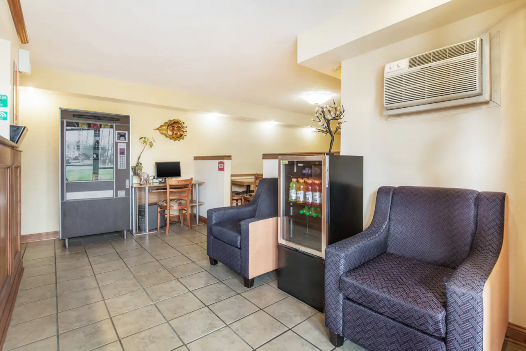 Econo Lodge Cloverdale 8/39
