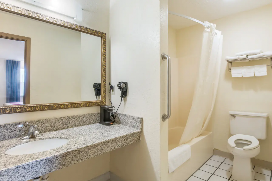 Econo Lodge Cloverdale 23/39