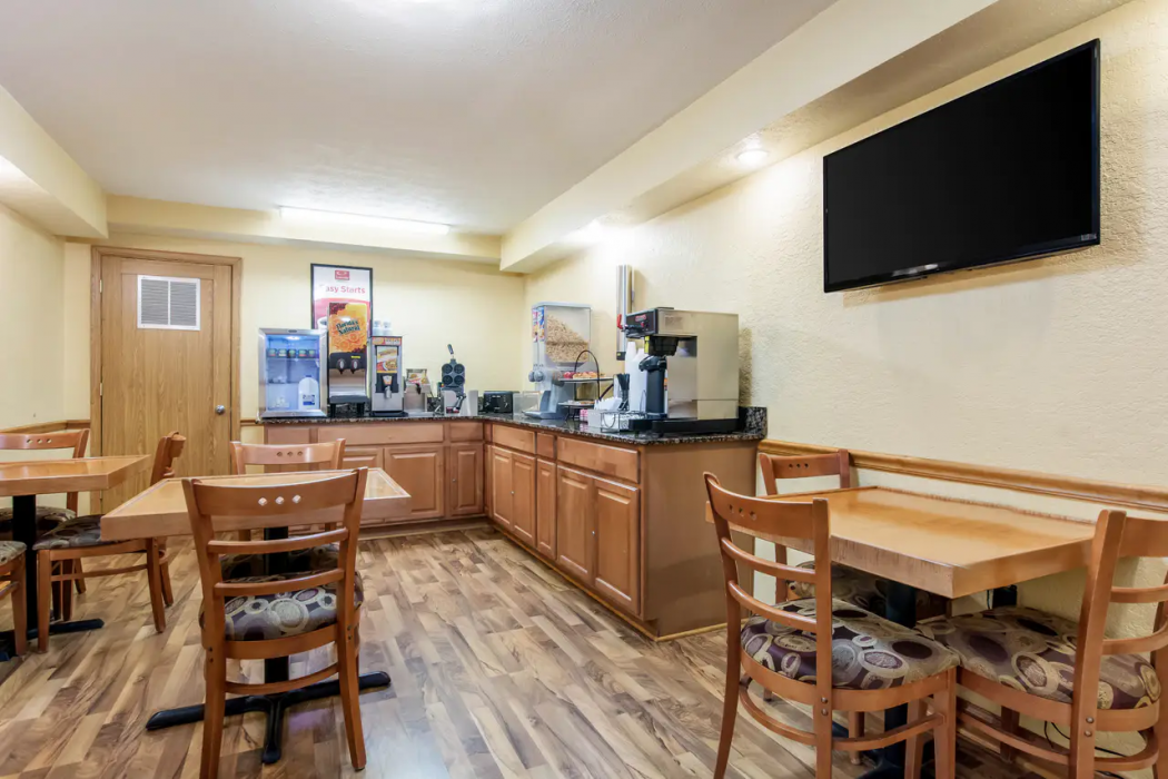 Econo Lodge Cloverdale 26/39