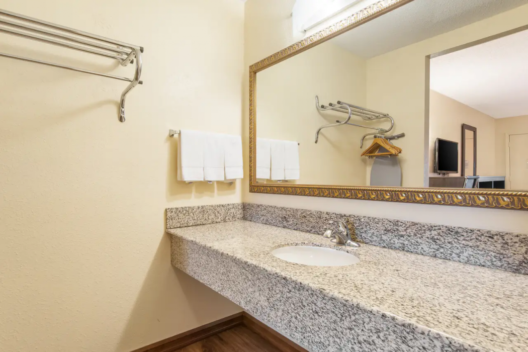 Econo Lodge Cloverdale 25/39