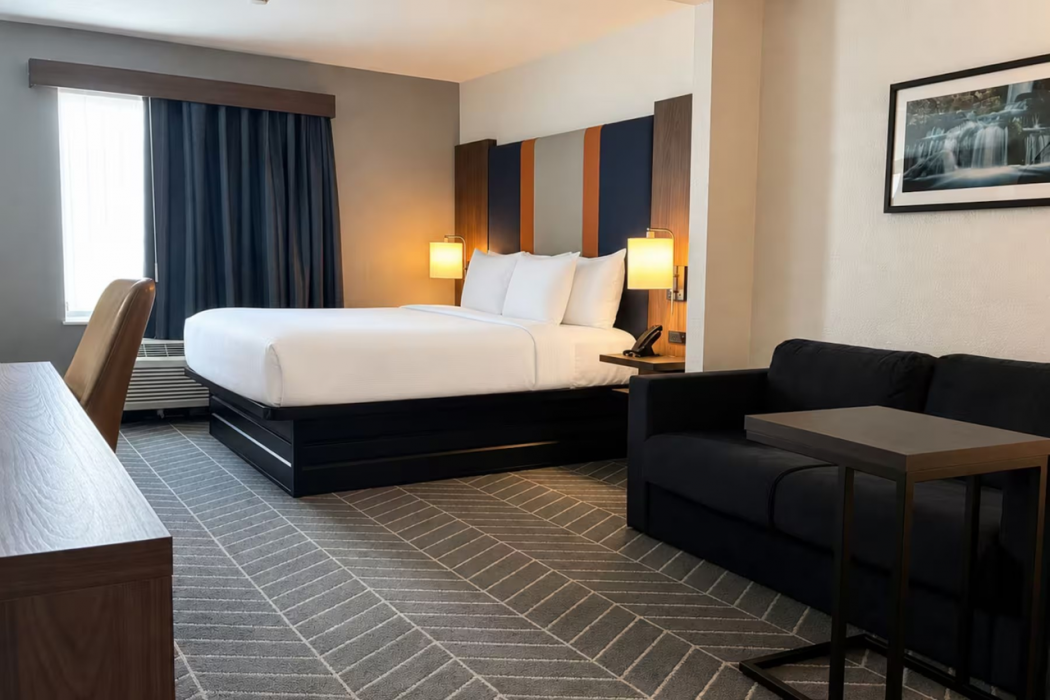 La Quinta Inn & Suites by Wyndham Auburn 5/20