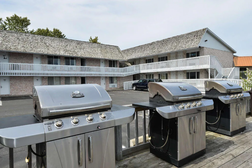 Travelodge by Wyndham Mackinaw City 1/18