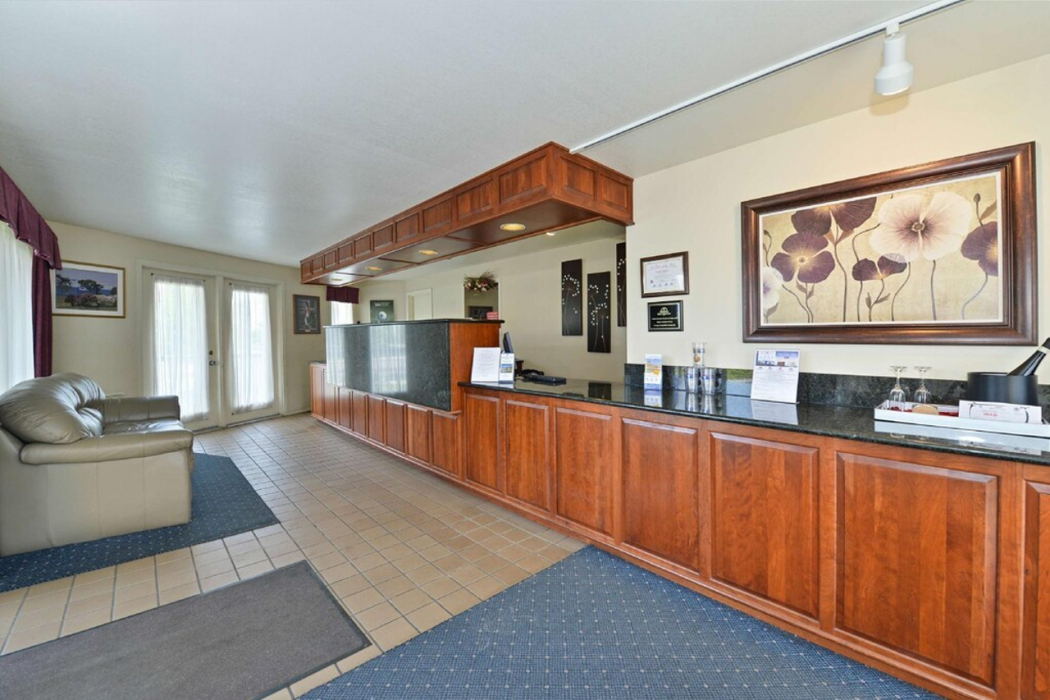Travelodge by Wyndham Mackinaw City 2/18