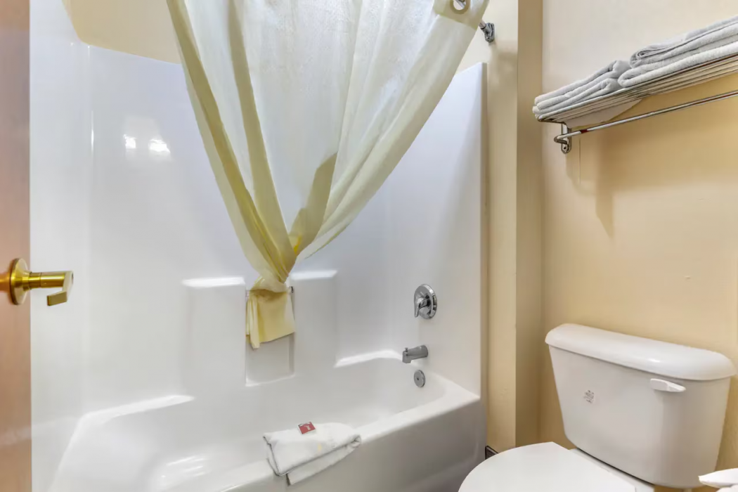 Econo Lodge Brunswick Travel Center 14/30