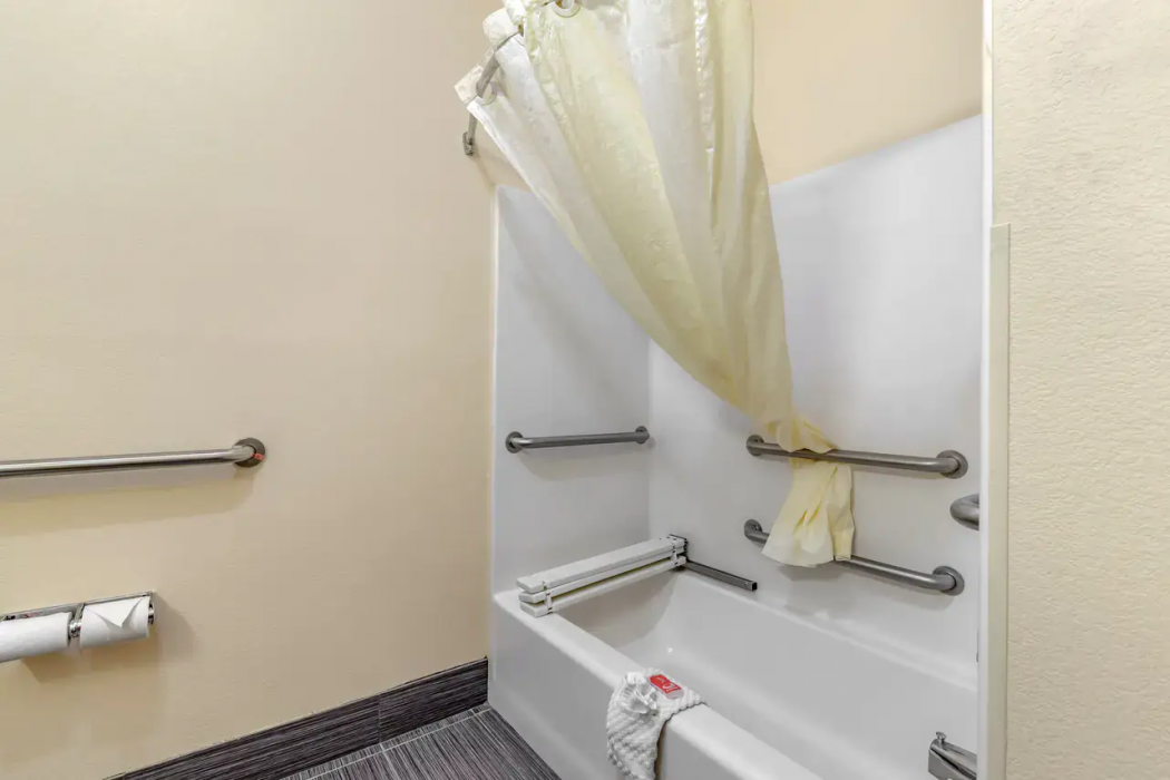 Econo Lodge Brunswick Travel Center 16/30