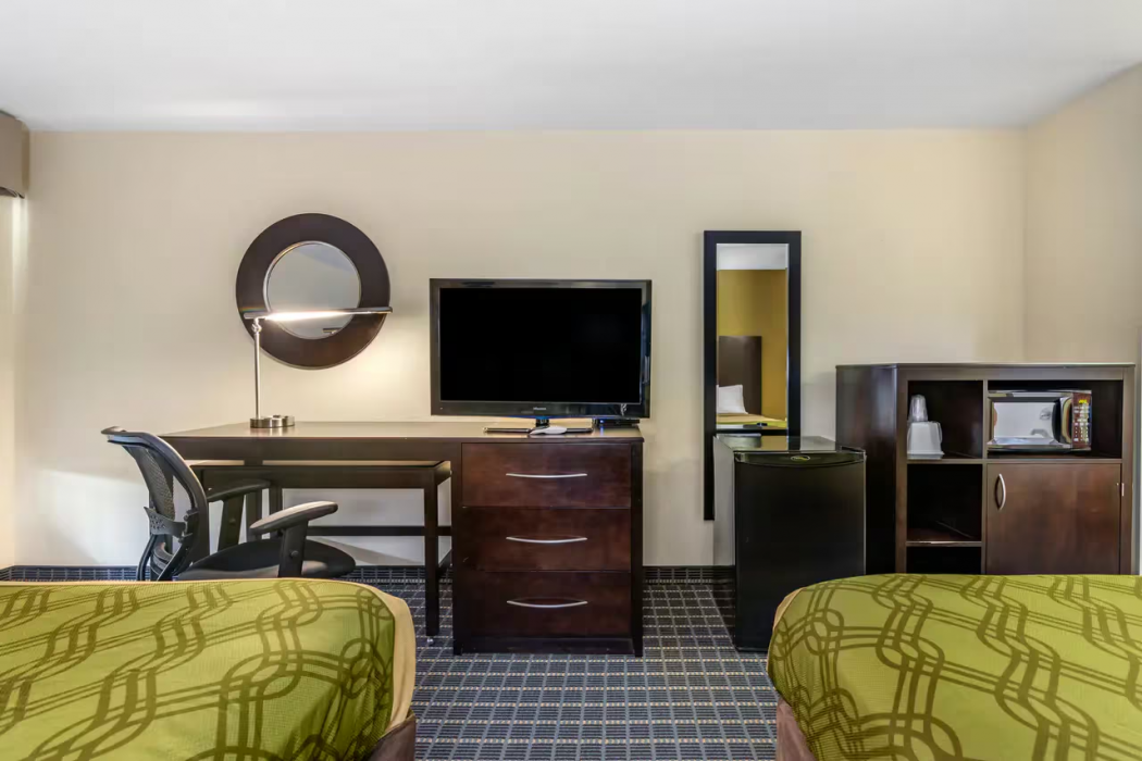 Econo Lodge Brunswick Travel Center 6/30
