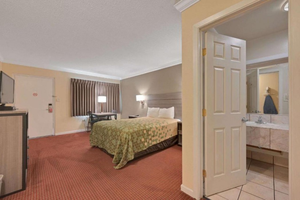 Econo Lodge Woodland near I-5 13/30