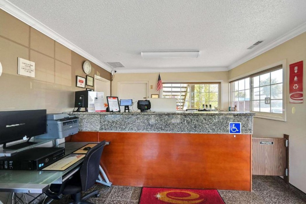 Econo Lodge Woodland near I-5 7/30