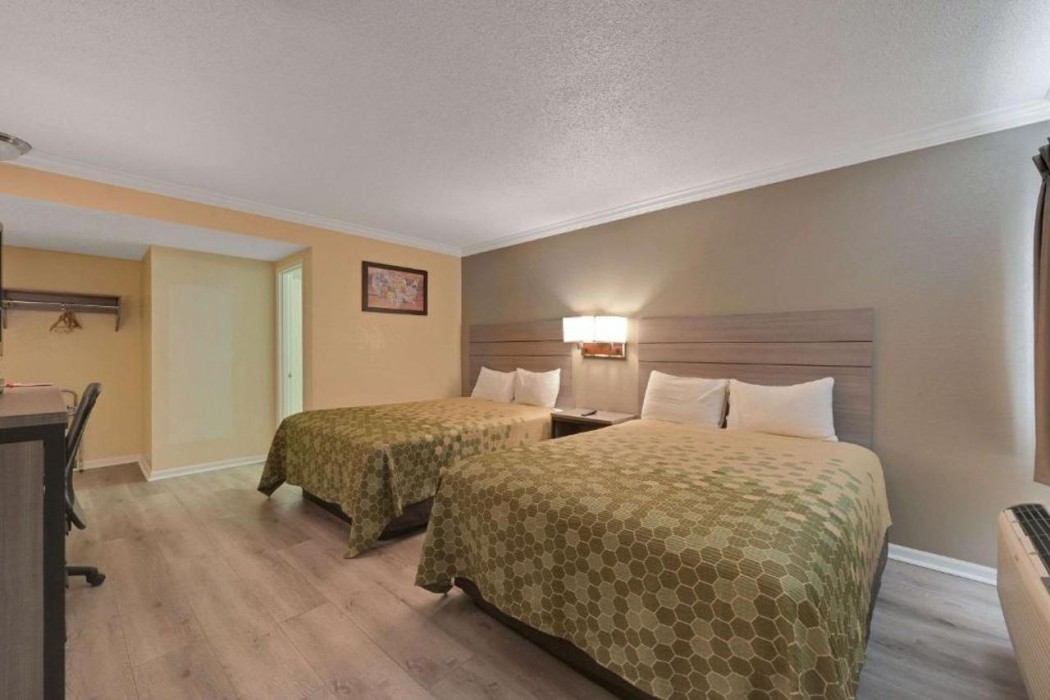 Econo Lodge Woodland near I-5 11/30