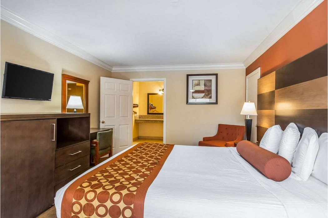 Rodeway Inn & Suites Canyon Lake Menifee West 18/62