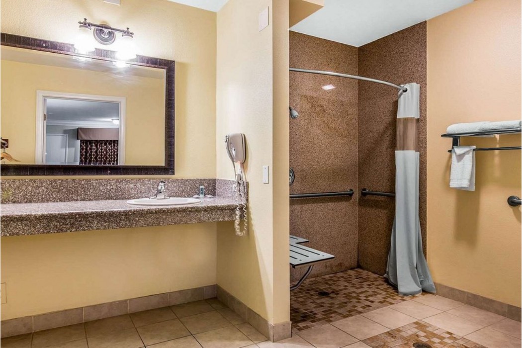 Rodeway Inn & Suites Canyon Lake Menifee West 22/62
