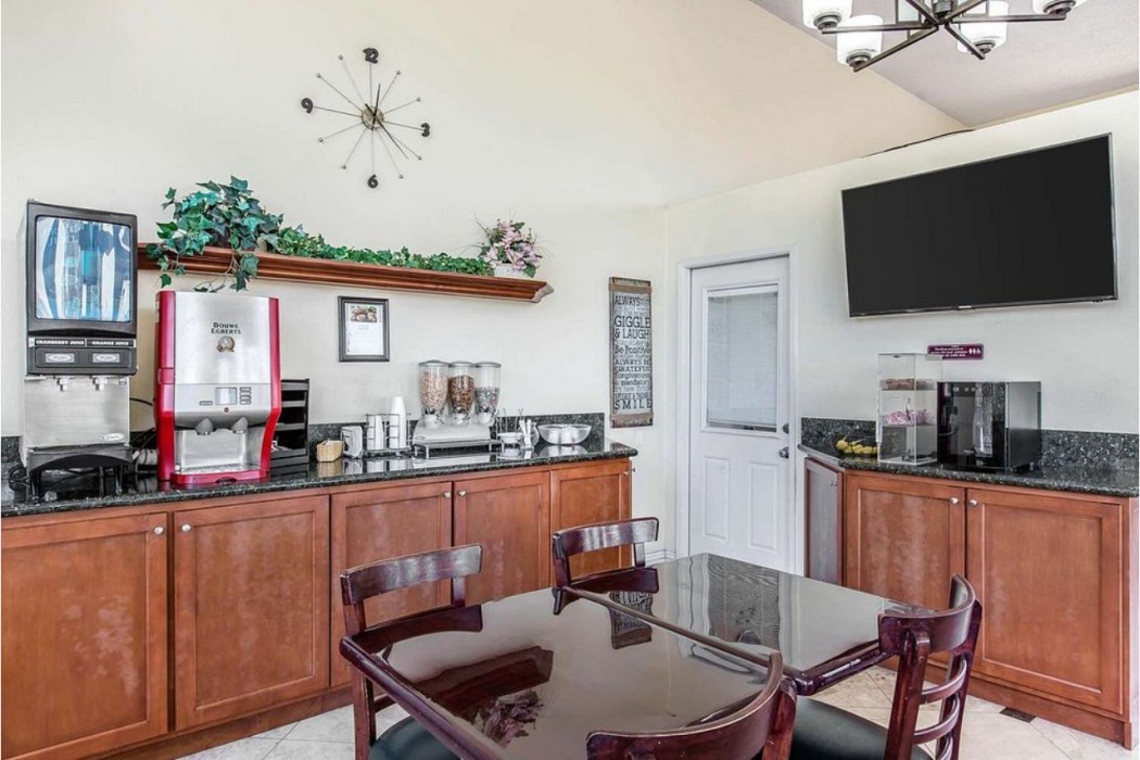 Rodeway Inn & Suites Canyon Lake Menifee West 48/62