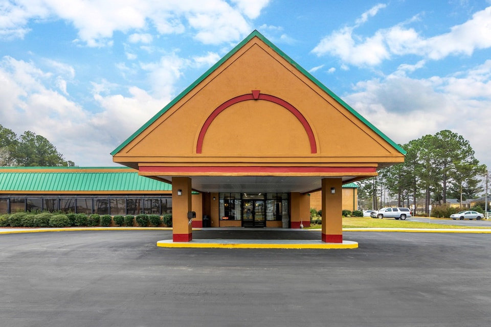 Travelers Inn Douglas By OYO US-441 1/37