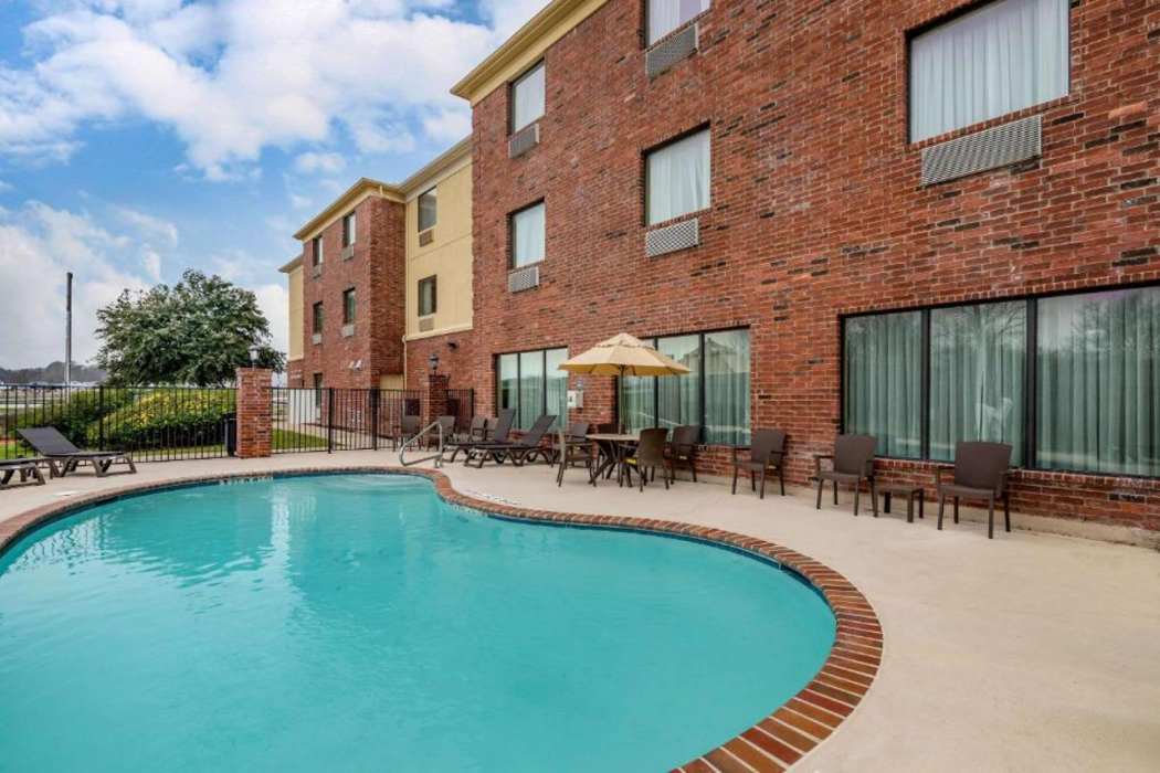 Comfort Suites Ennis TX 3/43