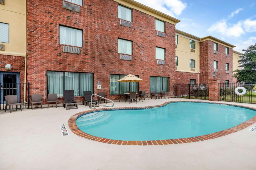 Comfort Suites Ennis TX 4/43