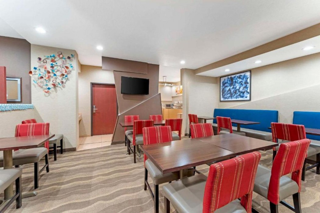 Comfort Suites Monaca, PA 25/37