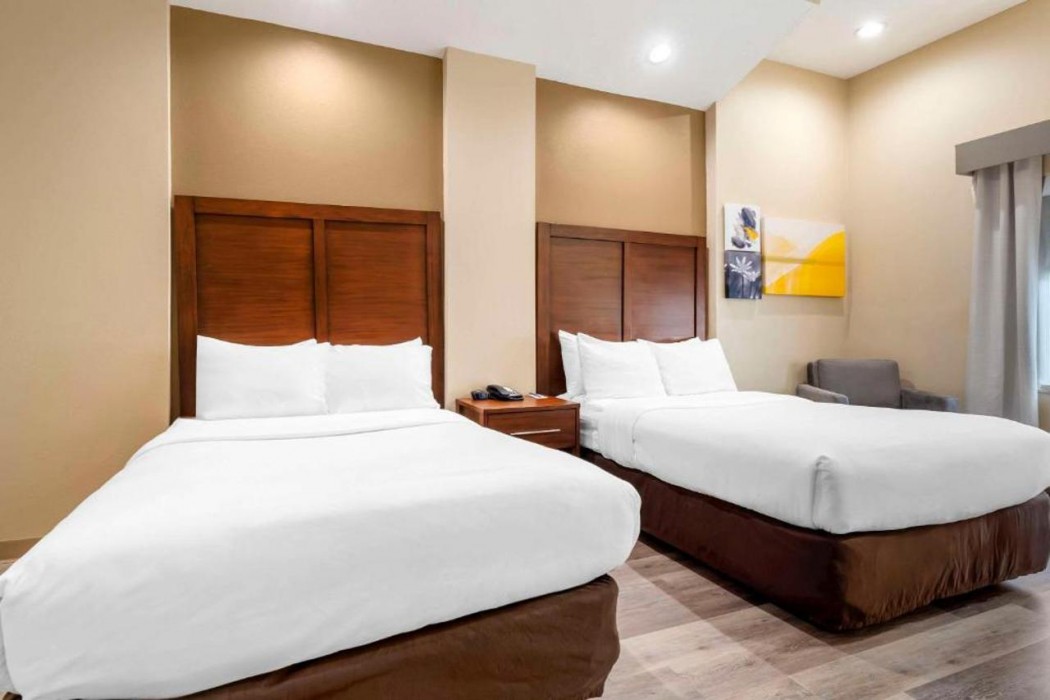 Comfort Suites Monaca, PA 18/37