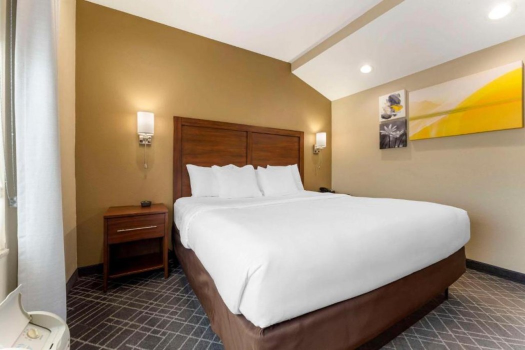 Comfort Suites Monaca, PA 17/37
